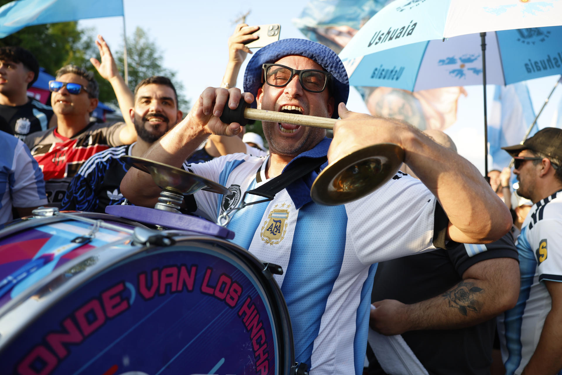 Hinchas de Argentina animan este sábado, en Euless (EE.UU.), a dos días del partido de la Albiceleste frente a Austria en el Mundial 2026. EFE/ Mariscal