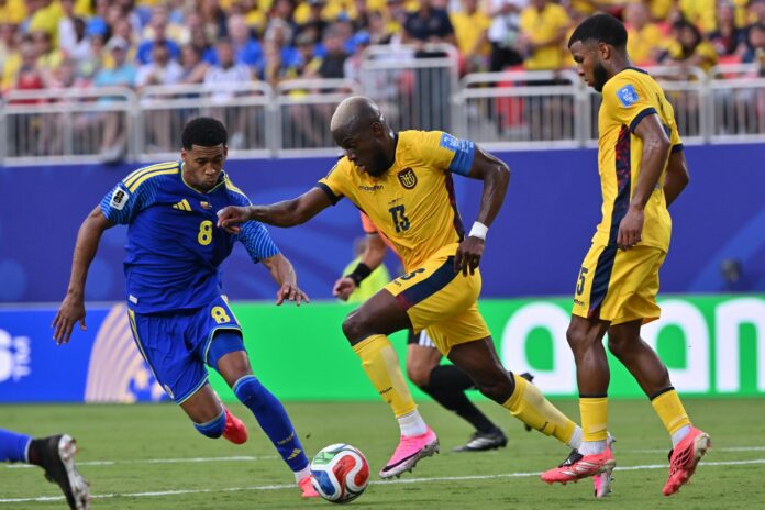 Livano Comenencia (i), de Curazao, marca al ecuatoriano Enner Valencia(c), durante el partido del Mundial 2026 en Kansas City. EFE/EPA/AMY KONTRAS
