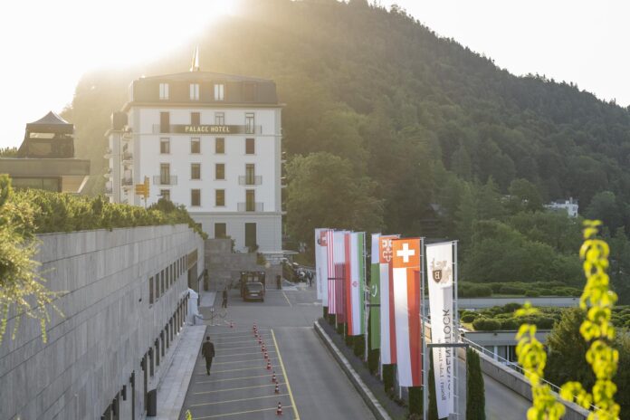 El Palacio Hotel del complejo Buergenstock en Obbuergen, Suiza, donde tendrán lugar las negociaciones entre Irán y Estados Unidos, este domingo, 21 de junio de 2026. EFE/EPA/URS FLUEELER

