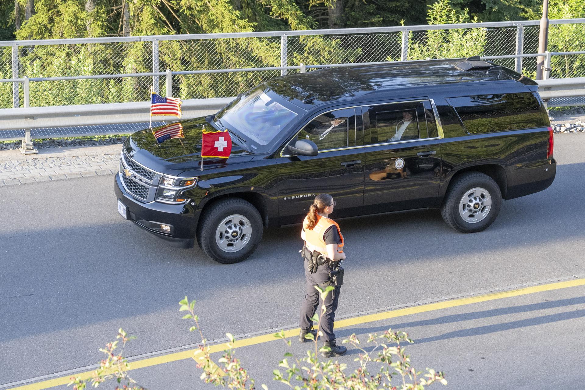 El convoy con el vicepresidente de Estados Unidos, JD Vance, llega al complejo de Bürgenstock en Obbürgen, Suiza, este domingo 21 de junio de 2026. Tras la firma esta semana de un acuerdo marco sobre la paz en Francia, las delegaciones de EE.UU. e Irán se reúnen en el complejo de Bürgenstock para discutir más detalles y cuestiones técnicas. (Francia, Suiza) EFE/EPA/URS FLUEELER