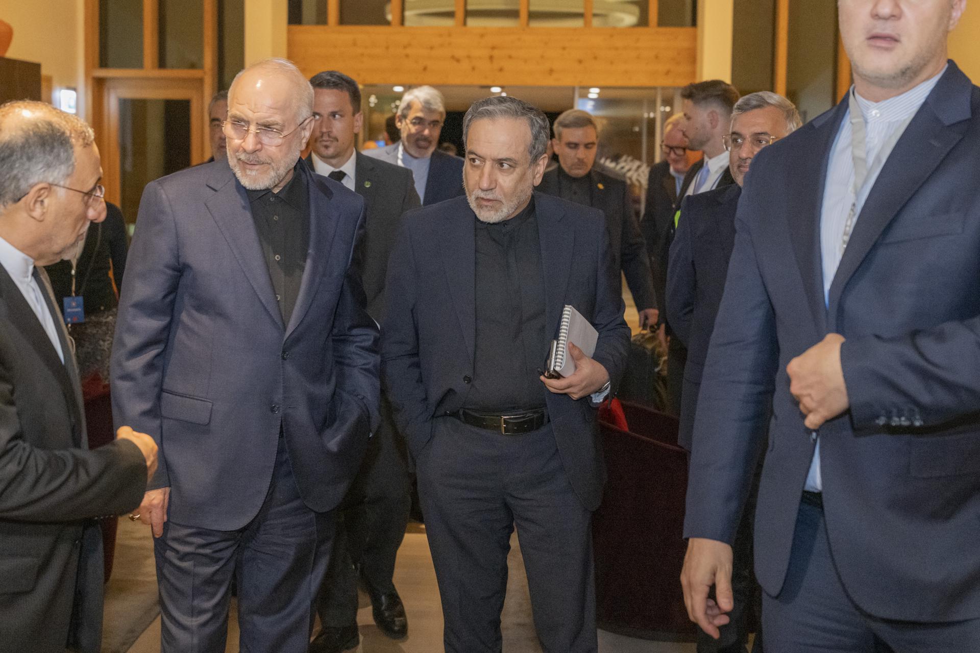 El presidente del Parlamento de Irán, Mohammed Bagher Ghalibaf (izq.), y el ministro de Asuntos Exteriores de Irán, Seyyed Abbas Araghchi (centro), asisten a una reunión en el complejo de Bürgenstock, en Obbürgen, cerca de Lucerna (Suiza), este domingo 21 de junio de 2026. Tras la firma de un acuerdo marco de paz en Francia esta semana, delegaciones de EE.UU. e Irán se reúnen en el resort de Bürgenstock para abordar más detalles y aspectos técnicos. (Francia, Suiza, Lucerna) EFE/EPA/URS FLUEELER