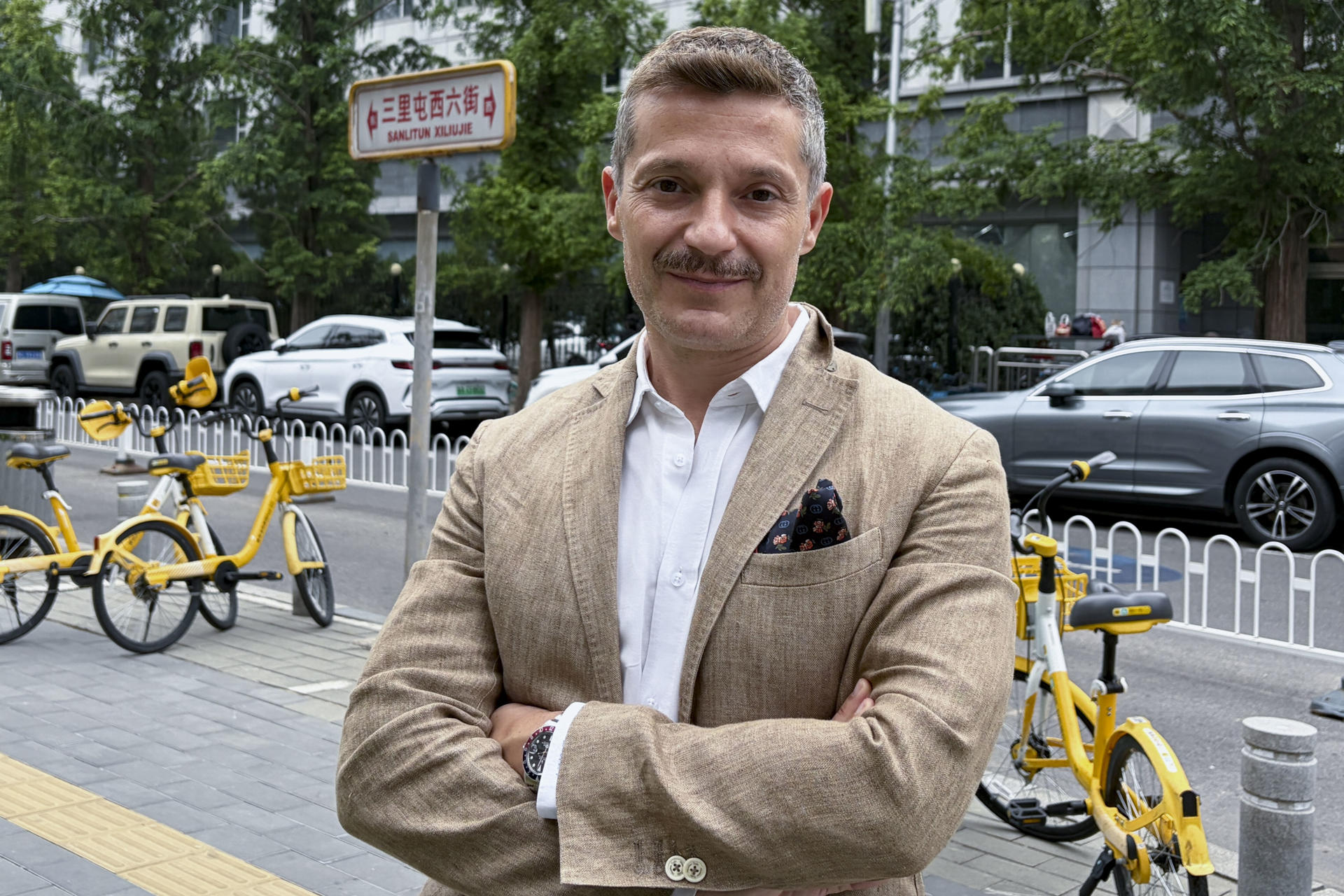 El escritor y diplomático español Luis Melgar repasa en una entrevista con EFE en Pekín su nueva novela, 'La noche cae sobre Shanghái'. El Shanghái de 1935, metrópoli partida en concesiones extranjeras donde el lujo más sofisticado convivía con el tráfico de opio y el espionaje, marca el comienzo de la nueva novela del escritor y diplomático español Luis Melgar, 'La noche cae sobre Shanghái', fruto de siete años viviendo en China. EFE/ Irene Morante
