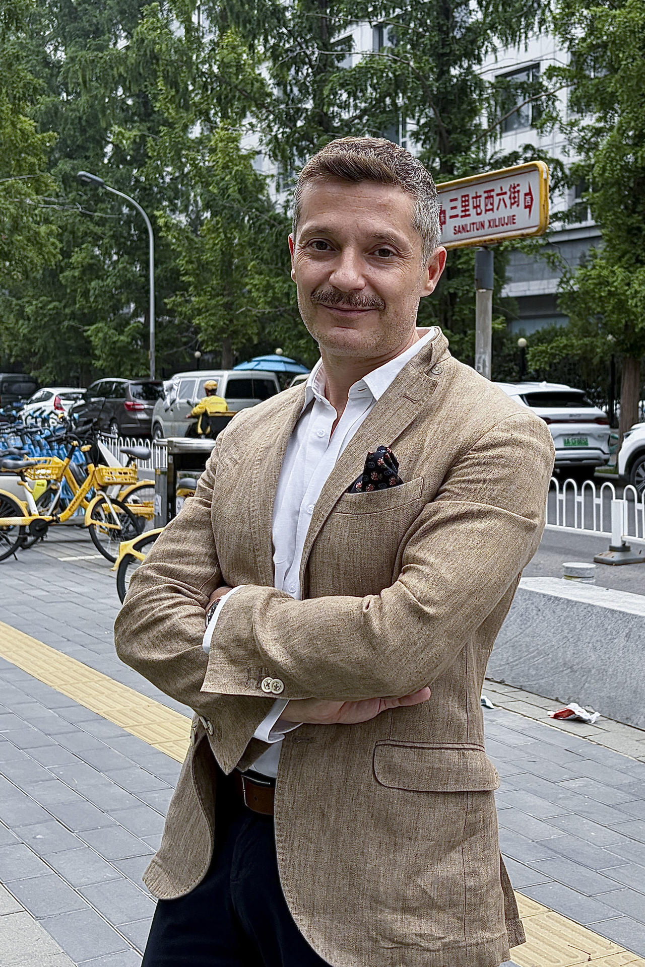 El escritor y diplomático español Luis Melgar repasa en una entrevista con EFE en Pekín su nueva novela, 'La noche cae sobre Shanghái'. El Shanghái de 1935, metrópoli partida en concesiones extranjeras donde el lujo más sofisticado convivía con el tráfico de opio y el espionaje, marca el comienzo de la nueva novela del escritor y diplomático español Luis Melgar, 'La noche cae sobre Shanghái', fruto de siete años viviendo en China. EFE/ Irene Morante
