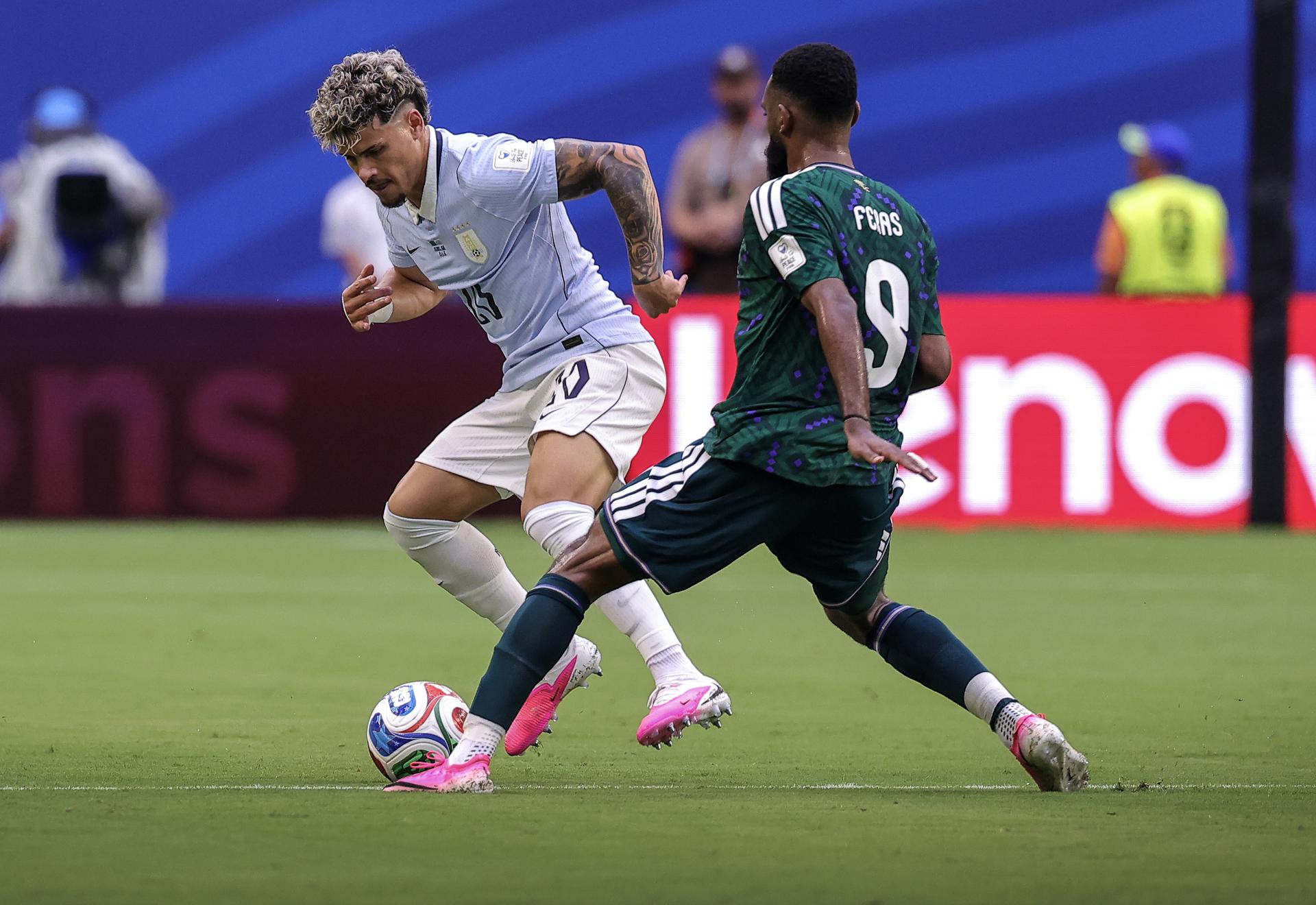 El internacional uruguayo Maximiliano Araujo (i), durante el partido que su selección jugó contra Arabia Saudí el pasado 15 de junio en el Mundial de Estados Unidos, Méxic y Canadá. EFE/CRISTOBAL HERRERA-ULASHKEVICH