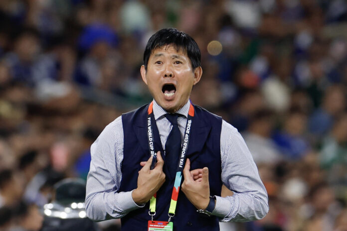El seleccionador de Japón, Hajime Moriyasu, reacciona en un partido del grupo F del Mundial de la FIFA 2026 entre Túnez y Japón este sábado, en el estadio BBVA en Monterrey (México). EFE/ Sashenka Gutiérrez
