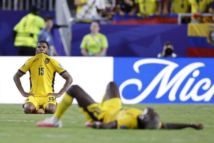 Pedro Vite (i), de Ecuador, se lamenta al final del partido del grupo E disputado este sábado por su selección contra la de Curazao en el Mundial de Estados Unidos, México y Canadá. EFE/ Juan Ignacio Roncoroni
