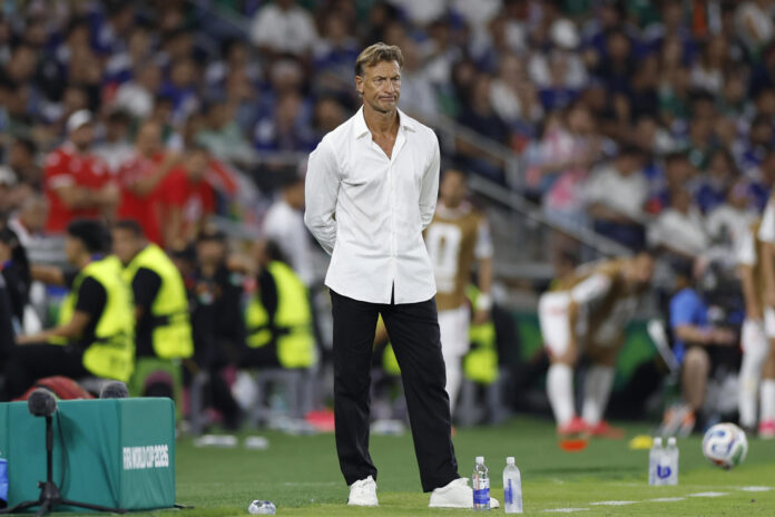 El entrenador de Túnez, el francés Hervé Renard, reacciona este sábado, en un partido del grupo F del Mundial de la FIFA 2026 entre Túnez y Japón en el estadio BBVA en Monterrey (México). EFE/ Sashenka Gutiérrez
