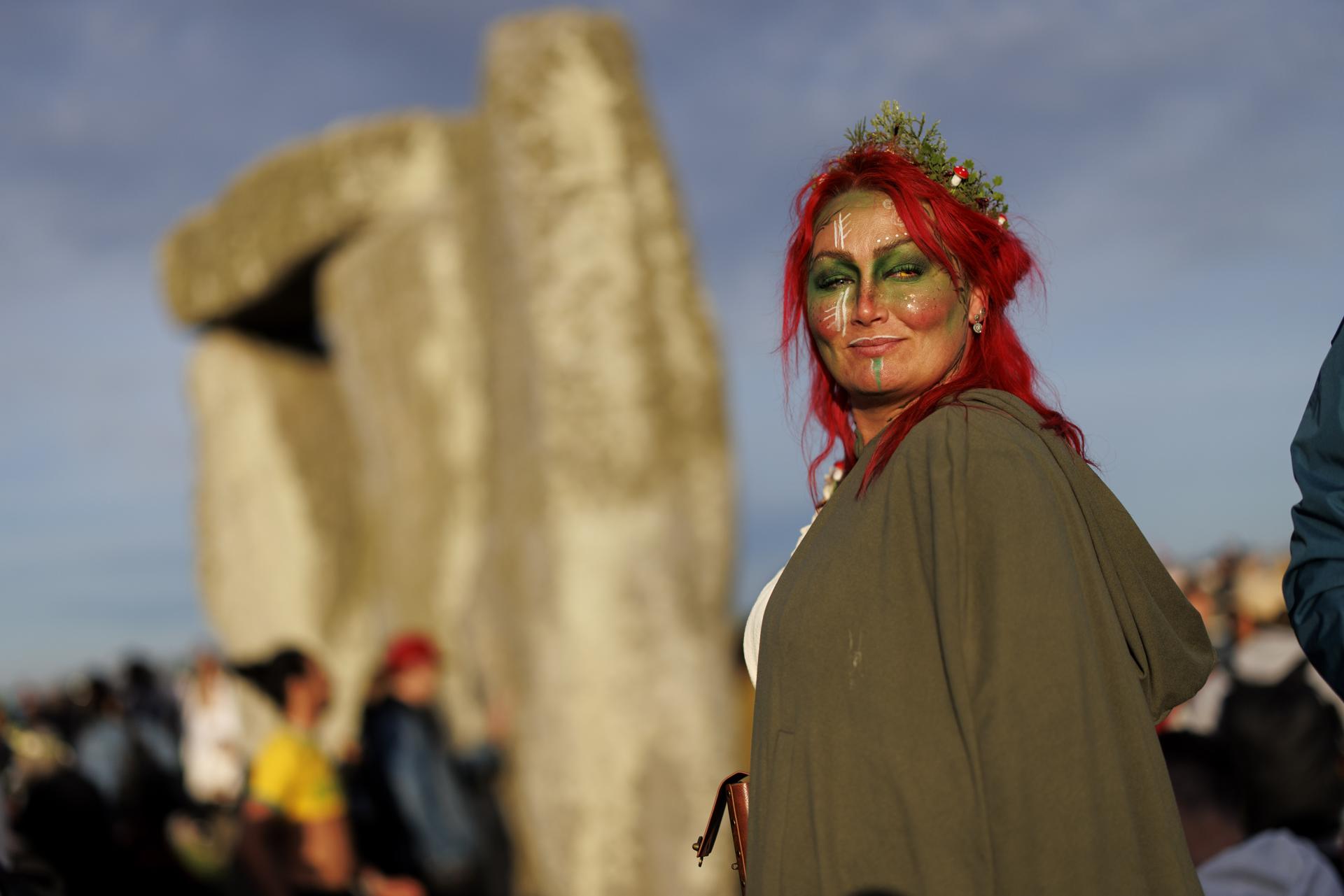 Una de las asistentes a las celebraciones del solsticio de verano en el antiguo monumento de Stonehenge en Wiltshire, Reino Unido, el 21 de junio de 2026. El solsticio de verano ocurre cuando uno de los polos de la Tierra tiene su máxima inclinación hacia el Sol. El festival anual en el círculo de piedras de 5.000 años atrae a multitudes para marcar el día más largo en el Hemisferio Norte. (Reino Unido) EFE/EPA/TOLGA AKMEN
