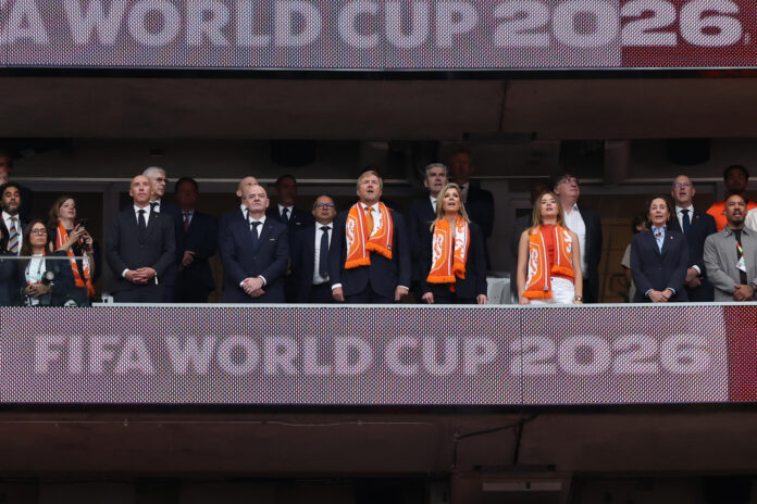 Los reyes de Holanda, Guillermo y Máxima, y la princesa Amalia, durante el partido Países Bajos - Suecia del Mundial 2026 disputado este sábado en Houston. EFE/Carlos Ramírez
