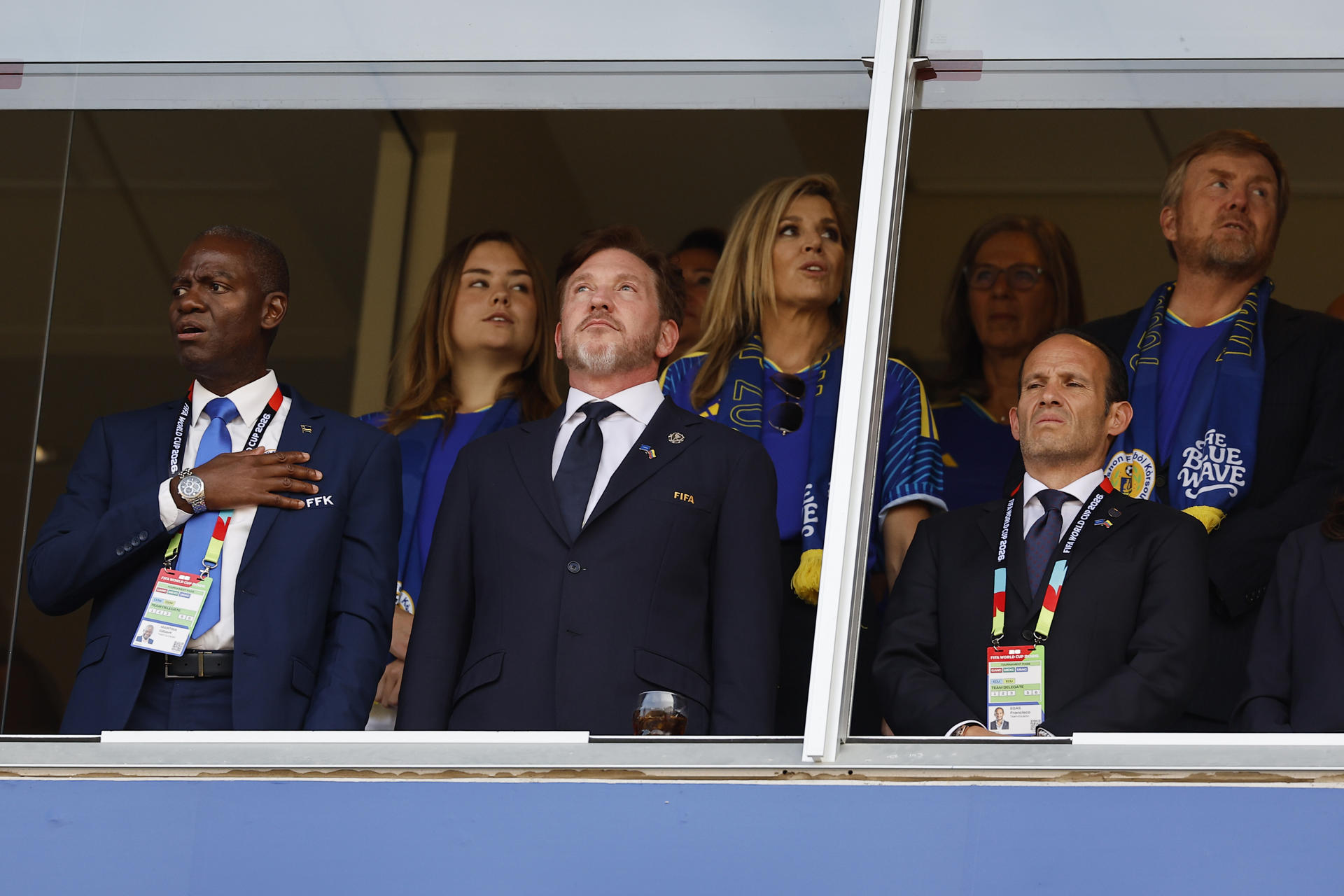 El presidente de la Conmebol, Alejandro Domínguez (c), y los reyes de los Países Bajos Guillermo Alejandro (d) y Máxima (c, atrás) asisten este sábado, a un partido del grupo E del Mundial de la FIFA 2026 entre Ecuador y Curazao en el estadio Arrowhead en Kansas City (Estados Unidos). EFE/ Juan Ignacio Roncoroni
