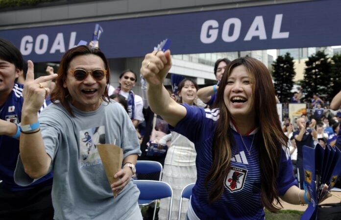 Aficionados japoneses celebran en Tokio el primer gol anotado por su selección frente a Túnez este sábado en el Mundial de Estados Unidos, México y Canadá. EFE/FRANCK ROBICHON

