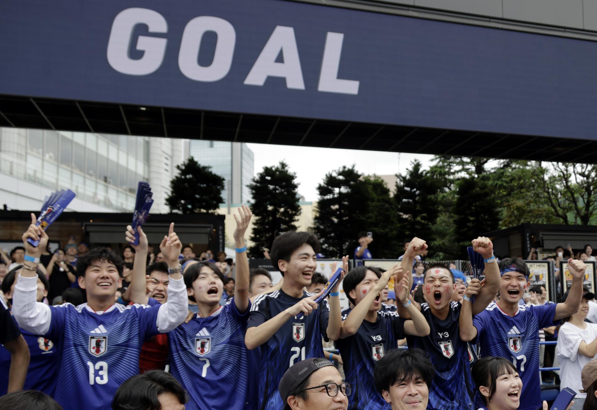 Aficionados japoneses celebran en Tokio el primer gol anotado por su selección frente a Túnez este sábado en el Mundial de Estados Unidos, México y Canadá. EFE/FRANCK ROBICHON