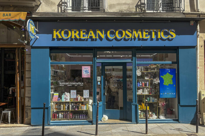 - En el barrio parisino de Le Marais, uno de los más prestigiosos y populares de París, los locales de cosmética surcoreana se suceden hoy de calle en calle. Sus estantes están monopolizados por productos con la etiqueta 'K-Beauty': la 
