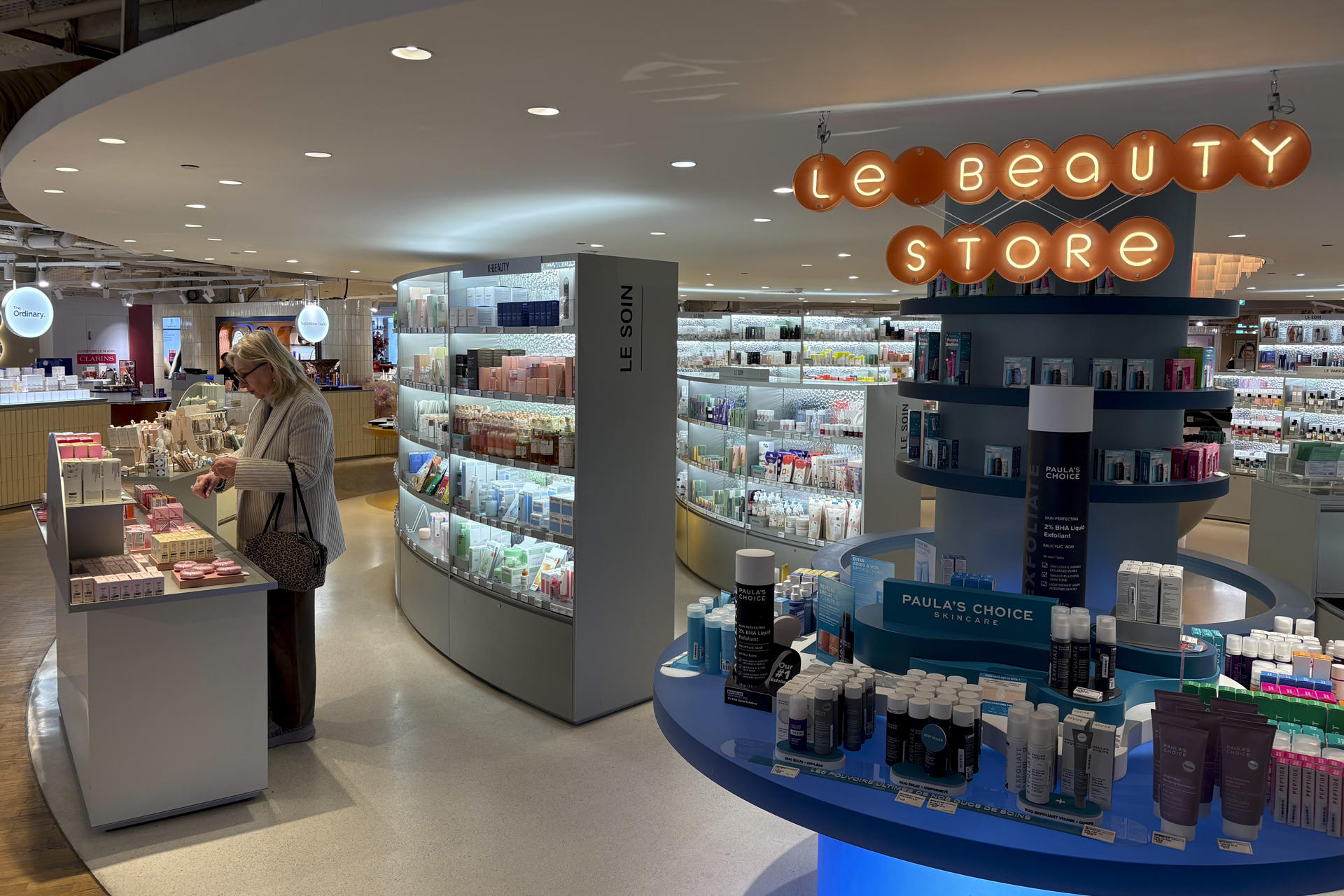 En el barrio parisino de Le Marais, uno de los más prestigiosos y populares de París, los locales de cosmética surcoreana se suceden hoy de calle en calle. Sus estantes están monopolizados por productos con la etiqueta 'K-Beauty': la "belleza coreana" que promete una piel sin imperfecciones. En la imagen, sección de cosmética y estantes dedicas al K-Beauty en las Galerías Lafayette de París. EFE/Pol Lloberas Cardona