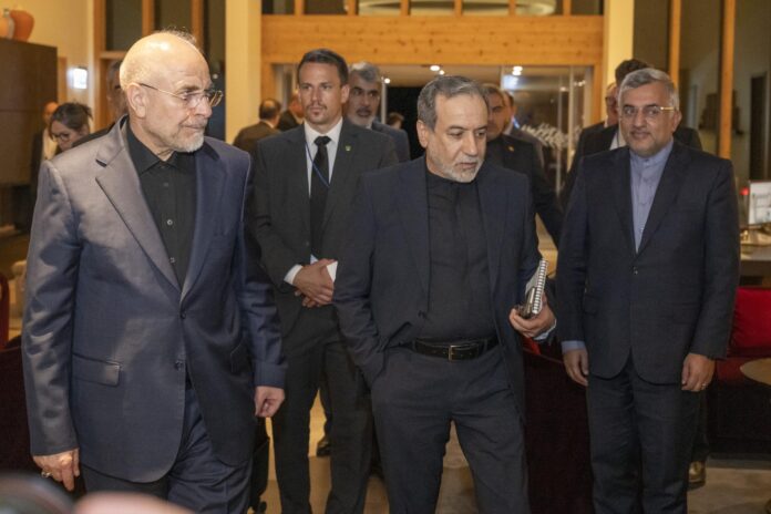 El presidente del Parlamento de Irán, Mohamad Baqer Qalibaf (izq.), y el ministro de Asuntos Exteriores de Irán, Abás Araqchí (centro), asisten a una reunión en el complejo de Bürgenstock, en Obbürgen, cerca de Lucerna (Suiza), este domingo 21 de junio de 2026. Tras la firma de un acuerdo marco de paz en Francia esta semana, delegaciones de EE.UU. e Irán se reúnen en el resort de Bürgenstock para abordar más detalles y aspectos técnicos. (Francia, Suiza, Lucerna) EFE/EPA/URS FLUEELER
