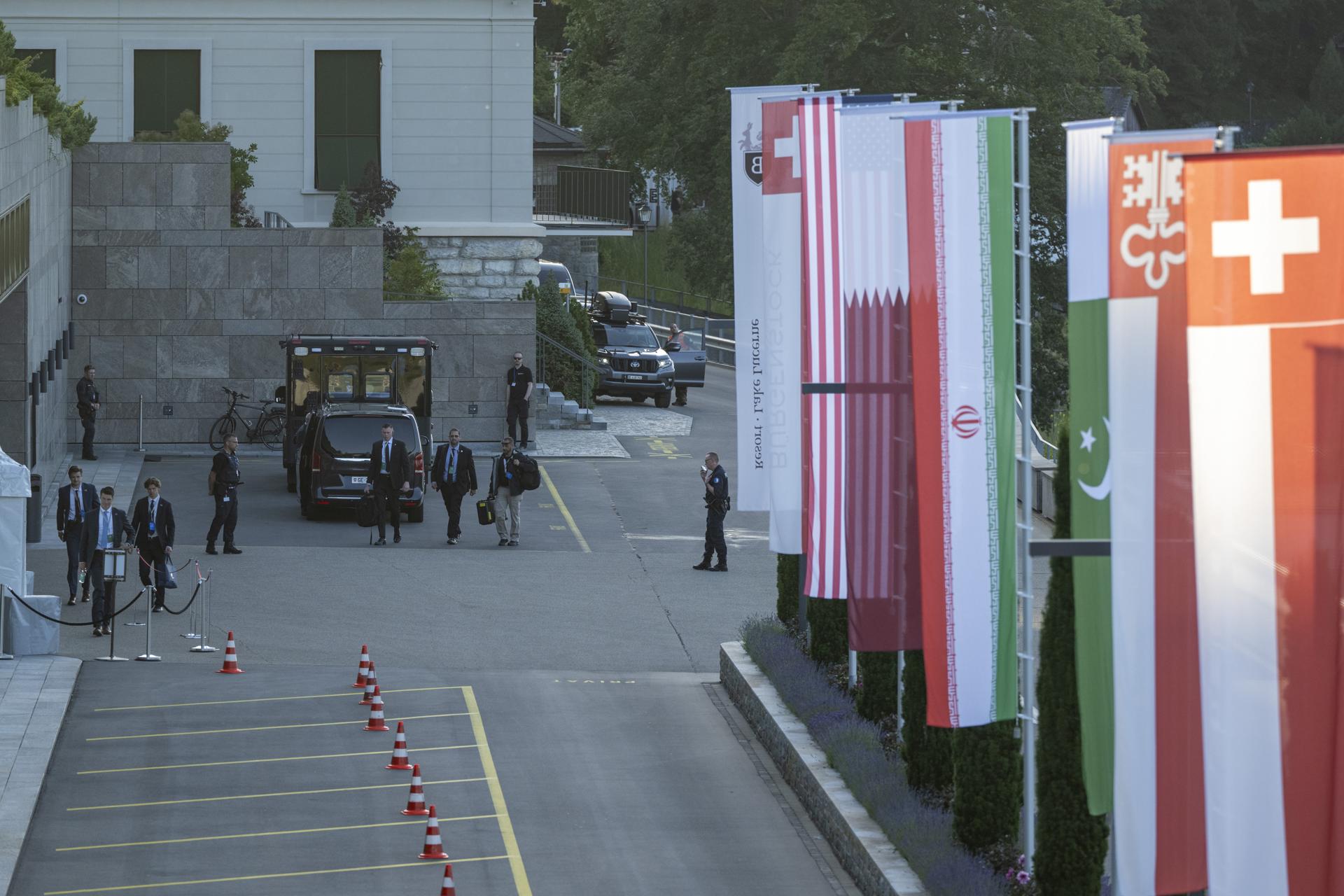 Las banderas de Estados Unidos, Catar, Irán, Pakistán, Nidwalden y Suiza, de izquierda a derecha, en el complejo Buergenstock en Obbuergen, cerca de Lucerna, Suiza, este domingo 21 de junio de 2026. Delegaciones de Estados Unidos e Irán se reúnen en el complejo para discutir más detalles y temas técnicos tras la firma de un acuerdo marco sobre la paz en Francia. (Francia, Suiza, Estados Unidos, Lucerna, Catar) EFE/EPA/URS FLUEELER
