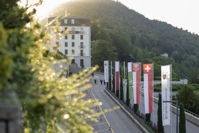 El Palacio Hotel del complejo Bürgenstock en Obbuergen, Suiza, donde tendrán lugar las negociaciones entre Irán y Estados Unidos, este domingo, 21 de junio de 2026. EFE/EPA/URS FLUEELER
