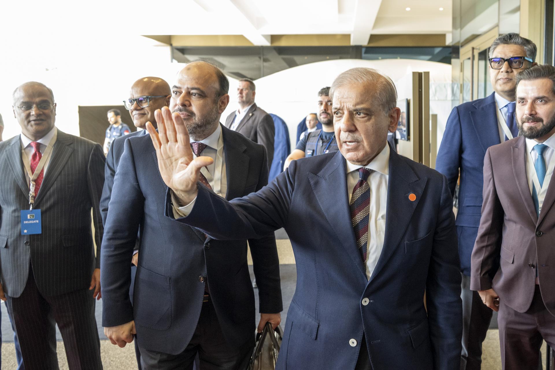 El primer ministro de Pakistán, Shehbaz Sharif (c), este domingo a su llegada al complejo Bürgenstock en Obbuergen, cerca de Lucerna, Suiza. Delegaciones de Estados Unidos e Irán se reúnen en el complejo Bürgenstock para discutir más detalles y cuestiones técnicas tras la firma de un acuerdo marco de paz en Francia. (Francia, Suiza, Estados Unidos, Lucerna) EFE/EPA/URS FLUEELER
