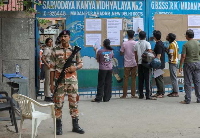 Un agente de seguridad vigila mientras estudiantes acompañados de sus padres llegan para realizar el examen médico NEET-UG en un centro de Nueva Delhi, India, el 21 de junio de 2026. Los aspirantes a ingresar en programas de grado en medicina realizan hoy una repetición del examen NEET-UG después de que la Agencia Nacional de Pruebas de India (NTA) anulara la prueba celebrada el 3 de mayo en el marco de una investigación por presuntos filtraciones del examen.</p><p>(Nueva Delhi) EFE/EPA/RAJAT GUPTA</p>
