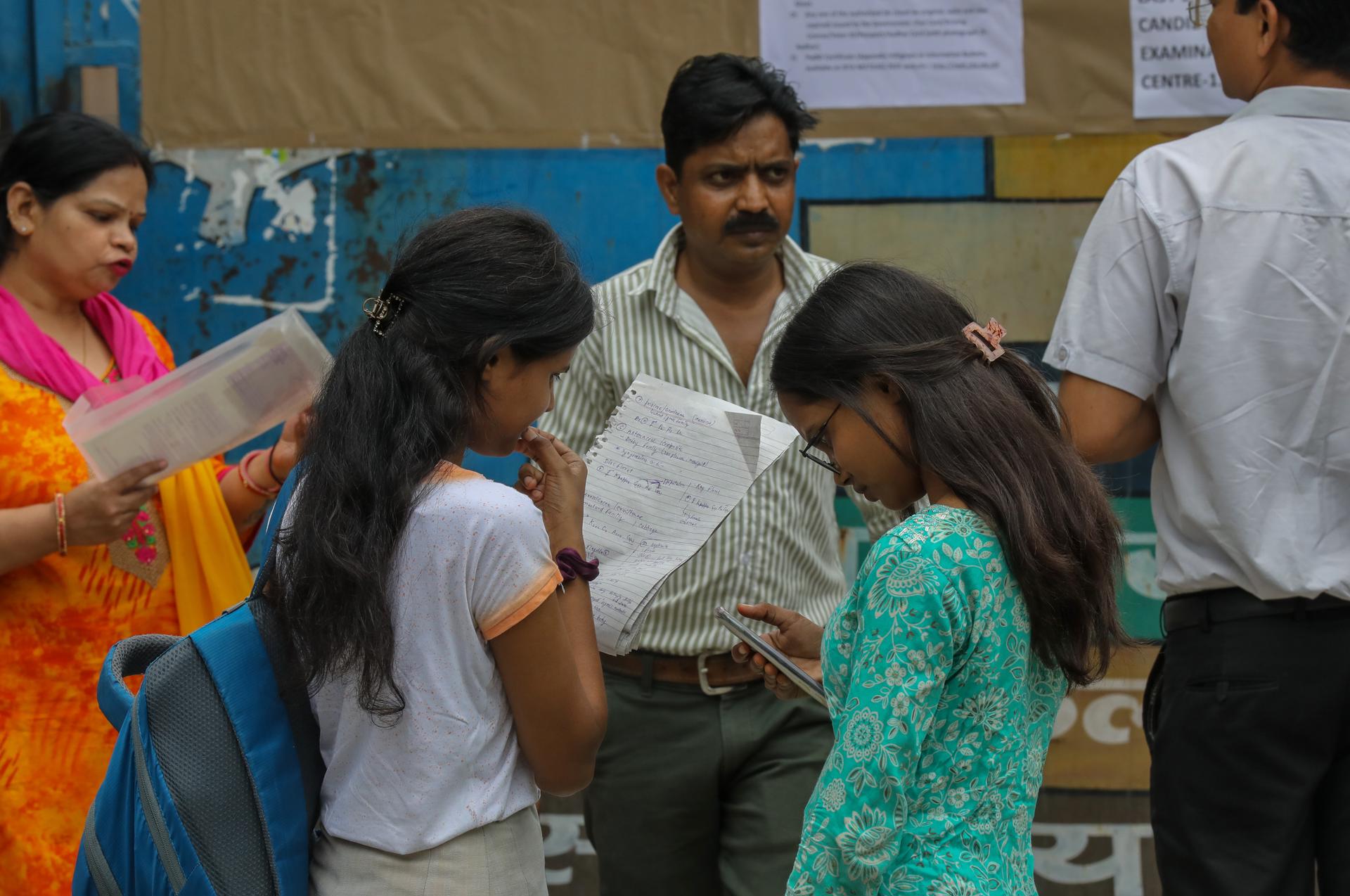 Estudiantes con sus padres llegan para hacer el examen médico NEET-UG en un centro de Nueva Delhi, India, el 21 de junio de 2026. Los aspirantes a ingresar en programas de grado en medicina realizan hoy una repetición del examen NEET-UG después de que la Agencia Nacional de Pruebas de India (NTA) anulara la prueba celebrada el 3 de mayo en el marco de una investigación por presuntos filtraciones del examen (Nueva Delhi) EFE/EPA/RAJAT GUPTA