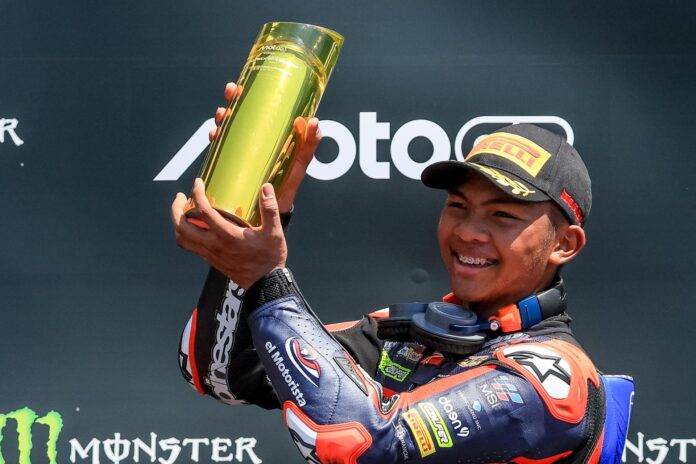 El piloto malasio Hakim Danish, en el podio, tras ganar la prueba de Moto3 en el Gran Premio de República Checa, en Brno. EFE/MARTIN DIVISEK

