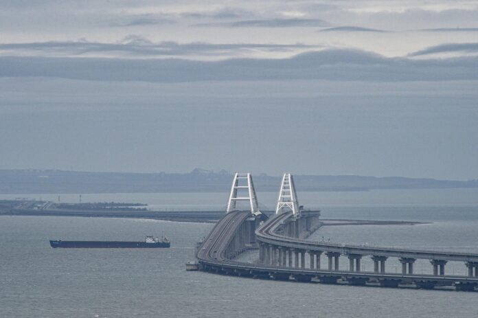 Foto de archivo del puente de Crimea, que conecta la Rusia continental con la península de Crimea a través del estrecho de Kerch. Rusia declaró la anexión de Crimea el 18 de marzo de 2014, dos días después de la celebración de un supuesto 'referéndum' en ese territorio. En una votación que reafirmó la 'unidad nacional y la integridad territorial' de Ucrania, la Asamblea General de las Naciones Unidas condenó en la Resolución 68/262 el referéndum en Crimea, declarando que no tenía 'ninguna validez'. EFE/EPA/STRINGER
