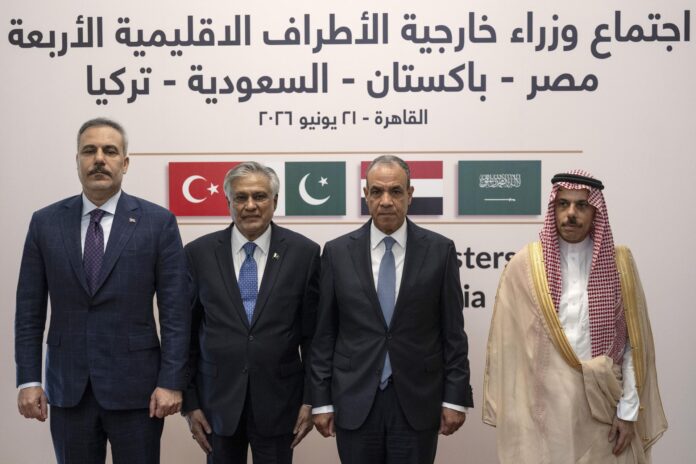 El ministro de Asuntos Exteriores de Egipto, Badr Abdelatty (2-d), el ministro de Asuntos Exteriores de Turquía, Hakan Fidan (i), el ministro de Asuntos Exteriores de Arabia Saudí, el príncipe Faisal bin Farhan Al Saud (d), y el ministro de Asuntos Exteriores de Pakistán, Mohammad Ishaq Dar (2-i), posan para una fotografía antes de una reunión cuadrilateral en el Palacio de Tahrir en El Cairo, Egipto, 21 de junio de 2026. (Egipto, Arabia Saudí, Turquía) EFE/EPA/MOHAMED HOSSAM
