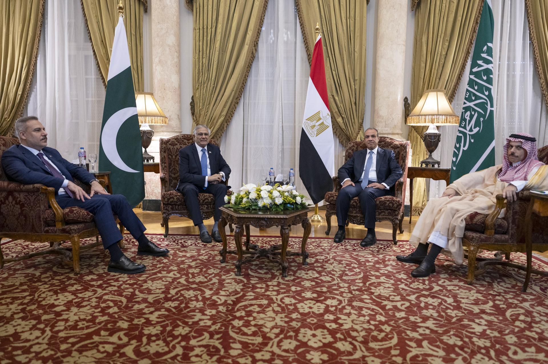 El ministro de Asuntos Exteriores de Egipto, Badr Abdelatty (2-D), el ministro de Asuntos Exteriores de Turquía, Hakan Fidan (I), el ministro de Asuntos Exteriores de Arabia Saudí, el príncipe Faisal bin Farhan Al Saud (D), y el ministro de Asuntos Exteriores de Pakistán, Mohammad Ishaq Dar (2-I), posan para una foto antes de una reunión cuatripartita en el Palacio de Tahrir en El Cairo, Egipto, el 21 de junio de 2026. EFE/EPA/MOHAMED HOSSAM
