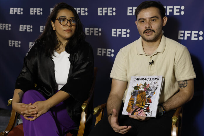 Entrevista este domingo con Persy Cabrera (d) y Jennifer Ávila, editores de la revista hondureña Contracultura, galardonada con el Premio Rey de España de Periodismo 2026 en la categoría cultural. La revista, publicada en papel en un mundo dominado por lo digital y la Inteligencia Artificial (IA), recibirá mañana lunes el premio de manos del rey Felipe VI en un acto que tendrá lugar en la Casa de América de Madrid. EFE/J.J. Guillén
