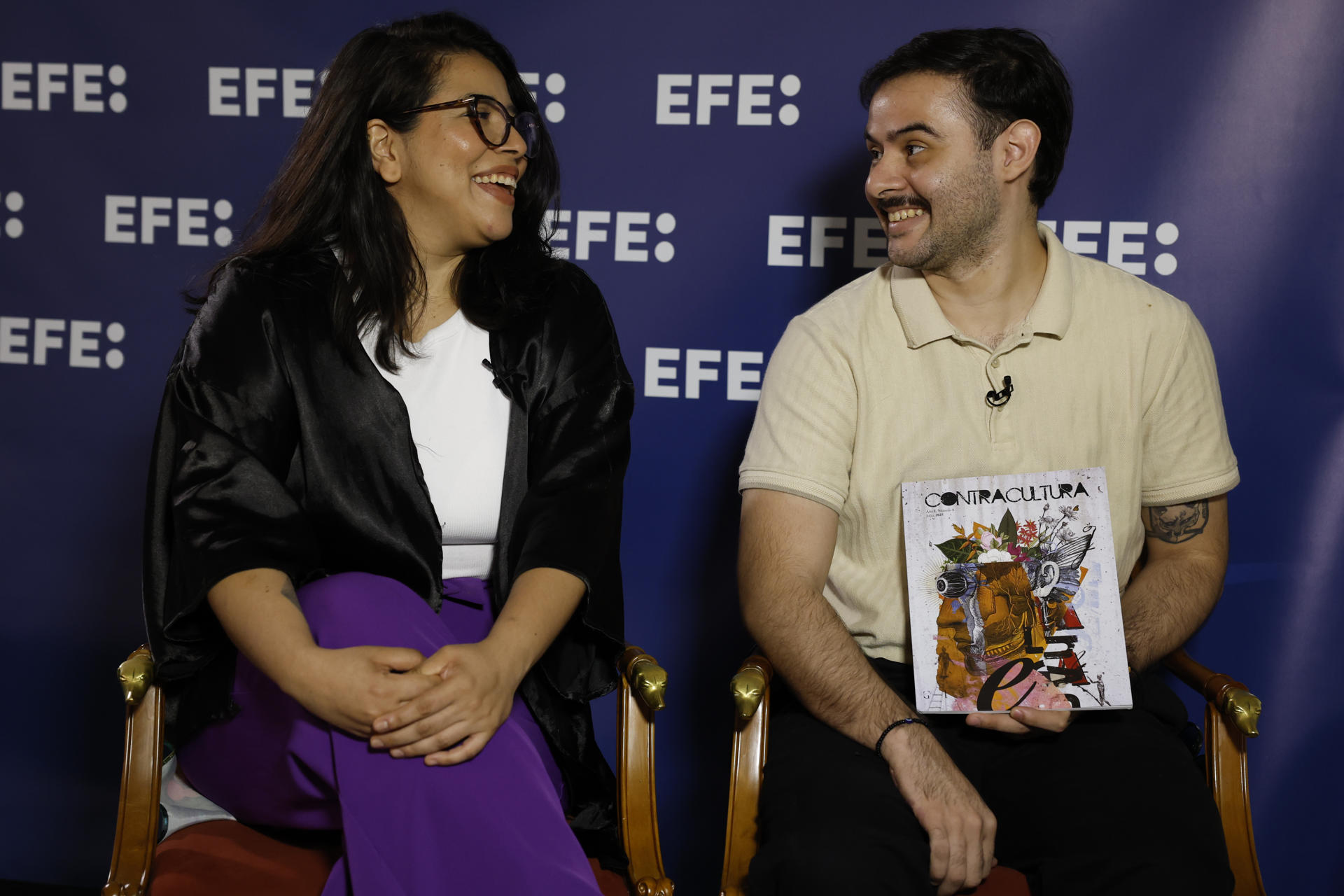 Entrevista con Persy Cabrera (d) y Jennifer Ávila, editores de la revista hondureña Contracultura, galardonada con el Premio Rey de España de Periodismo 2026 en la categoría cultural. La revista, publicada en papel en un mundo dominado por lo digital y la Inteligencia Artificial (IA), recibirá mañana lunes el premio de manos del rey Felipe VI en un acto que tendrá lugar en la Casa de América de Madrid. EFE/J.J. Guillén