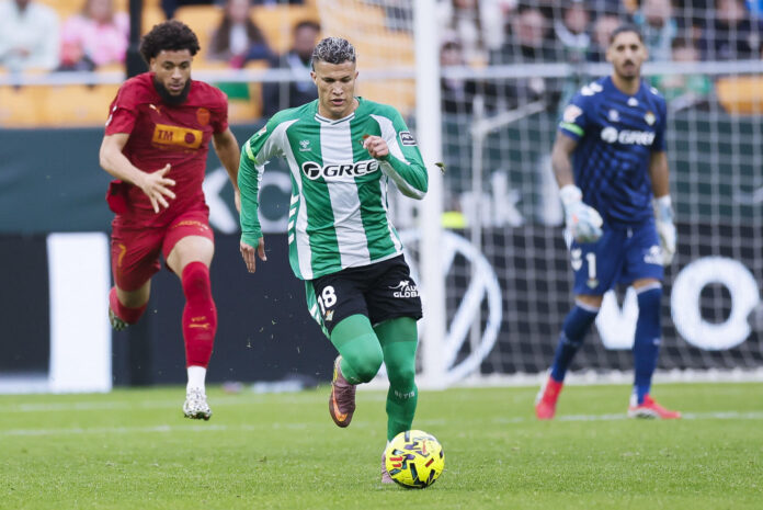 Fotografía de archivo del pasado 1 de febrero, en la que puede verse al centrocampista del Real Betis Nelson Alexander Deossa (c), durante un partido. EFE/ José Manuel Vidal
