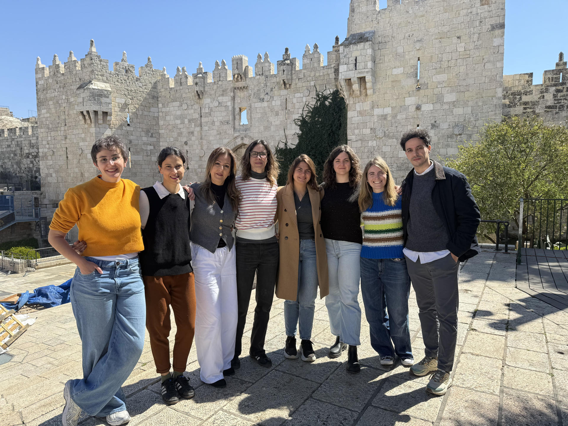 De izquierda a derecha, Paula Bernabéu, Patricia Martínez, Alix Rubio, María Traspaderne (delegada), Magda Gibelli, Yael Be Horin, Núria Garrido y Guillermo Azábal, periodistas de la delegación de Jerusalén, el pasado 10 de marzo en esa ciudad israelí. El equipo ha sido distinguido con el Premio EFE reconociendo el trabajo “ejemplar” de la delegación de la Agencia en Jerusalén durante la guerra en la Franja de Gaza, que se inició el 7 de octubre de 2023 tras un ataque masivo de Hamás contra Israel, por ejercer el periodismo “en condiciones muy complicadas” y por “aguantar el pulso muchos meses”. EFE
