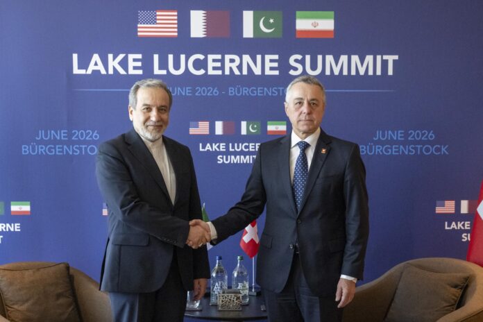 El ministro de Asuntos Exteriores de Irán, Abás Araqchí (izq.), y el consejero federal suizo Ignazio Cassis (der.) asisten a conversaciones bilaterales en el Resort de Buergenstock en Obbuergen, cerca de Lucerna (Suiza), el 21 de junio de 2026. Delegaciones de Estados Unidos e Irán se reúnen en el Resort de Buergenstock para abordar más detalles y cuestiones técnicas tras la firma de un acuerdo marco sobre la paz en Francia. (Francia, Suiza, Estados Unidos, Lucerna) EFE/EPA/URS FLUEELER
