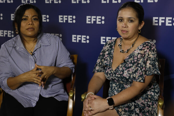 Las periodistas Miriam Ramírez Arévalo (i) y Daniela Guazo (d), integrantes del equipo de El Universal (México), ganador del Premio Rey de España de Periodismo 2026 en la categoría de Cooperación Internacional y Acción Humanitaria por el reportaje 'Río Bravo: el caudal de los mil migrantes muertos', durante una entrevista con EFE en Madrid. EFE/J.J. Guillén
