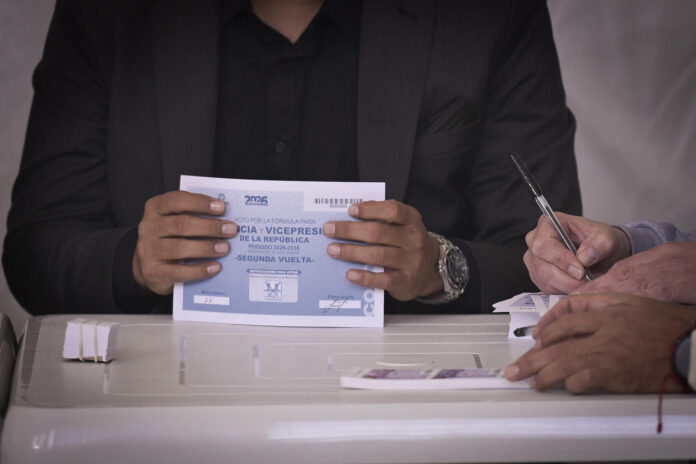 Jurados preparan material electoral este domingo, en la segunda vuelta de las elecciones presidenciales que elegirá a quien gobernará a Colombia en el periodo 2026-2030. EFE/ Natalia Pedraza
