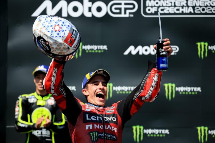 El piloto español Marc Márquez celebra en el podio su triunfo en la prueba de MotoGP del Gran Premio de República Checa, disputado este domingo en Brno. EFE/MARTIN DIVISEK
