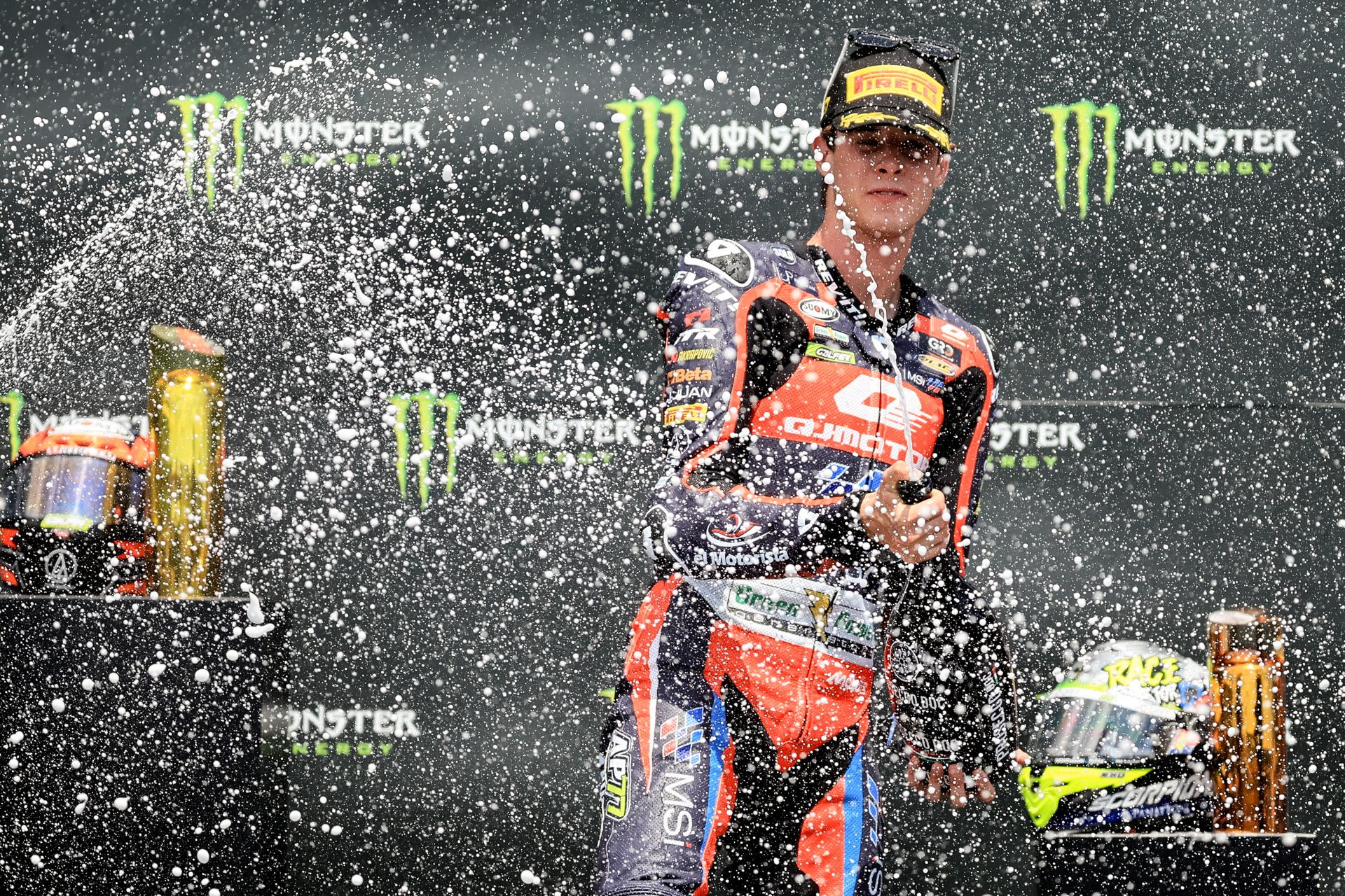 El piloto español Iván Ortolá, en el podio tras su triunfo en la prueba de Moto2 del Gran Premio de República Checa, disputado este domingo en Brno. EFE/ MARTIN DIVISEK
