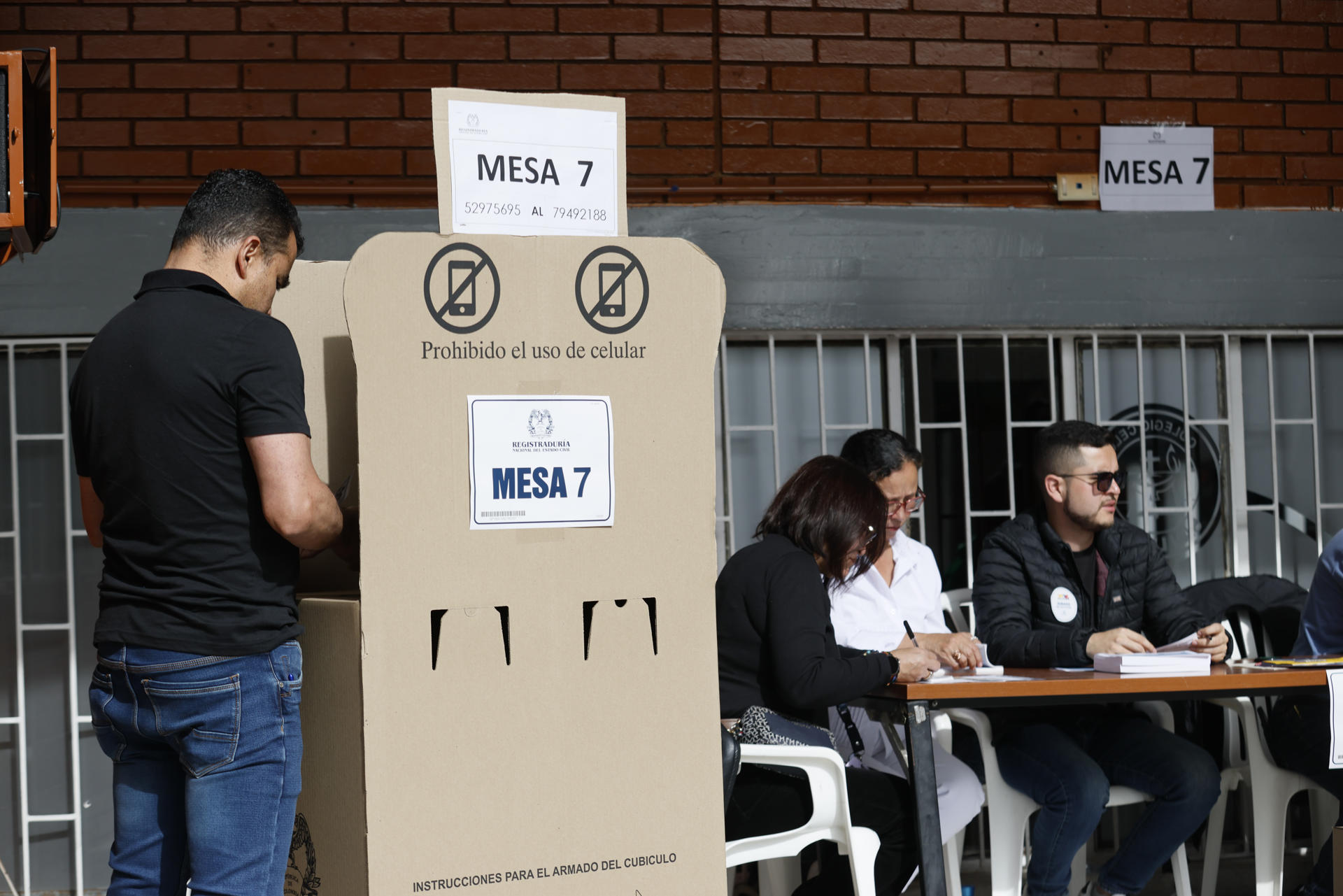 Un hombre deposita su voto este domingo, en la segunda vuelta de las elecciones presidenciales que elegirá a quien gobernará a Colombia en el periodo 2026-2030. EFE/ Carlos Ortega
