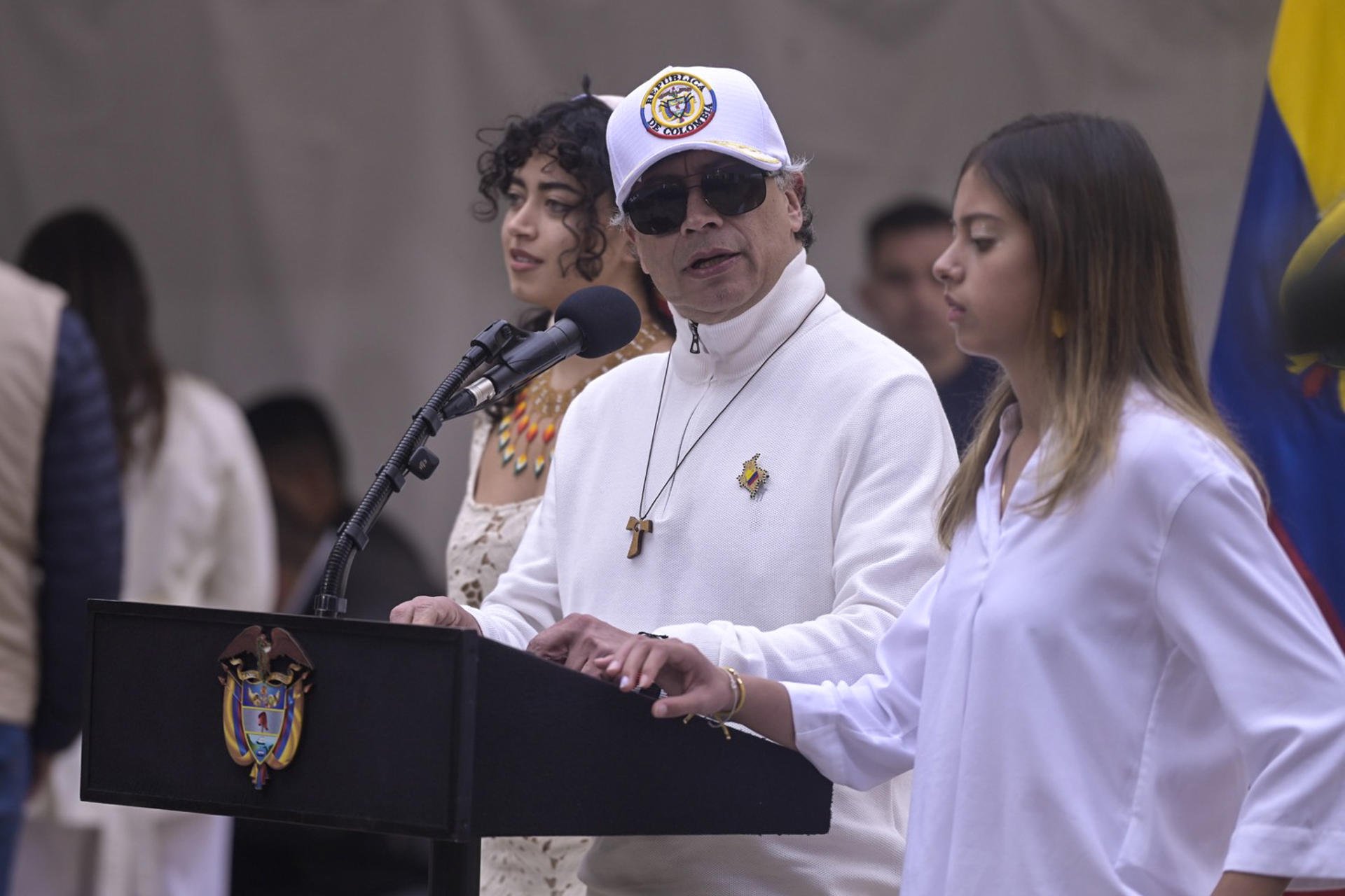 El presidente de Colombia, Gustavo Petro, habla luego de votar en la segunda vuelta de las elecciones presidenciales este domingo, que elegirán a quien gobernará al país en el periodo 2026-2030. EFE/ Natalia Pedraza
