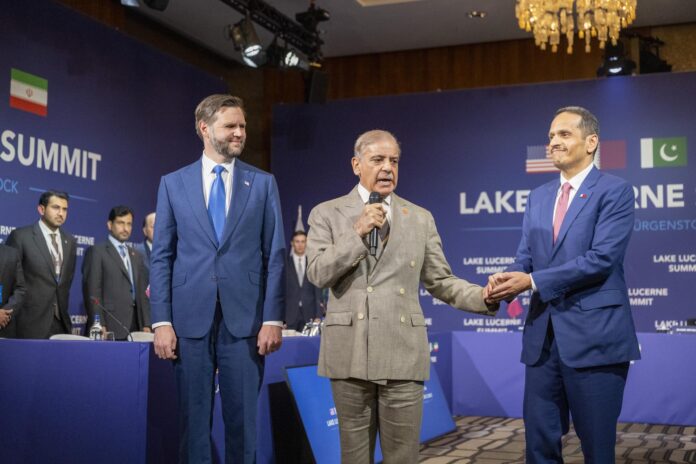 El vicepresidente de EE.UU. JD Vance (i), el primer ministro de Pakistán, Shehbaz Sharif (c), y el primer ministro de Catar, Mohamed bin Abdulrahmán (d), durante las conversaciones entre EE.UU. e Irán, mediadas por Pakistán y Catar, en el complejo Buergenstock en Suiza. EFE/EPA/URS FLUEELER / POOL
