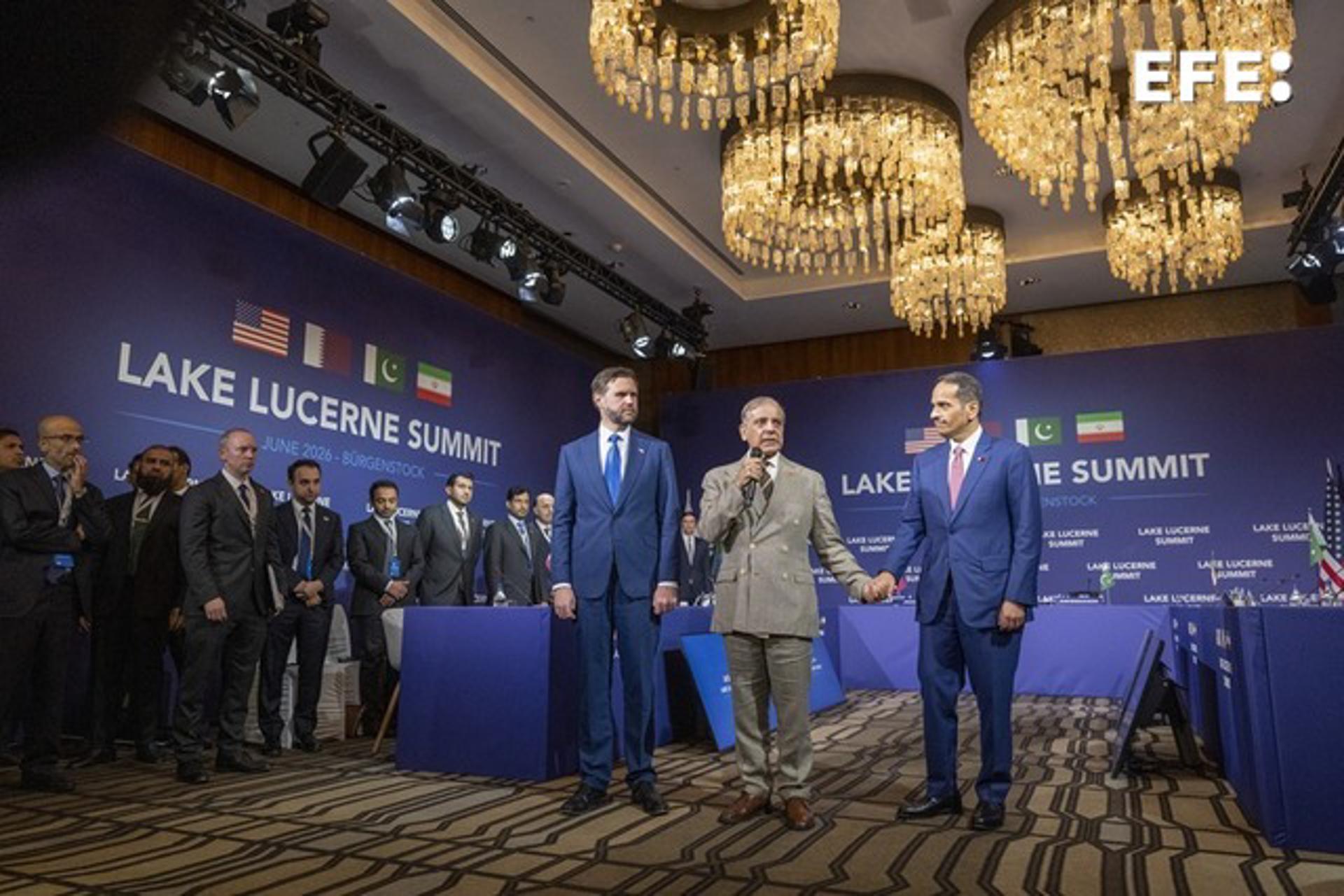 El vicepresidente de EE.UU. JD Vance (i), el primer ministro de Pakistán, Shehbaz Sharif (c), y el primer ministro de Catar, Mohamed bin Abdulrahmán (d), durante las conversaciones entre EE.UU. e Irán, mediadas por Pakistán y Catar, en el complejo Buergenstock en Suiza. EFE/EPA/URS FLUEELER / POOL
