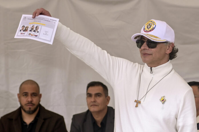El presidente de Colombia, Gustavo Petro, muestra su voto en la segunda vuelta de las elecciones presidenciales este domingo, que elegirá a quien gobernará al país en el periodo 2026-2030, en Bogotá (Colombia). EFE/ Natalia Pedraza
