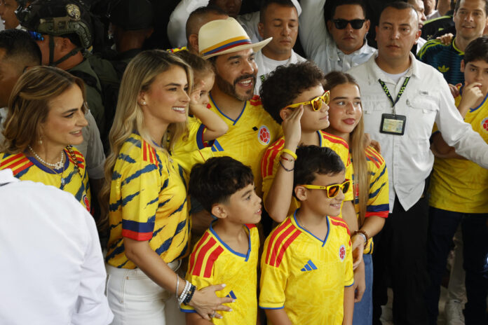 El candidato a la Presidencia de Colombia ultraderechista Abelardo de la Espriella (c) posa con su familia a su llegada a votar este domingo, en la segunda vuelta que elegirá quien gobernará al país en el periodo 2026-2030, en Barranquilla (Colombia). EFE/ Mauricio Dueñas Castañeda
