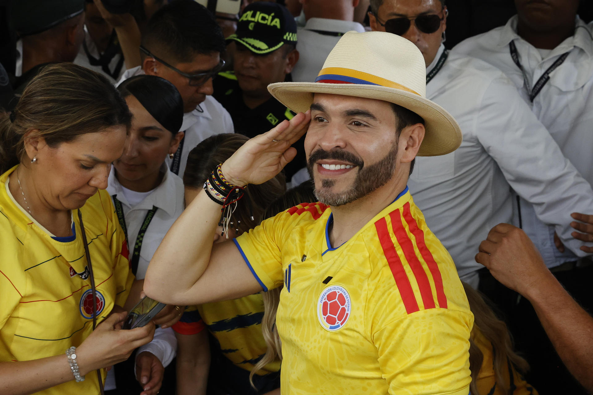 El candidato a la Presidencia de Colombia ultraderechista Abelardo de la Espriella llega a votar este domingo, en la segunda vuelta que elegirá quien gobernará al país en el periodo 2026-2030, en Barranquilla (Colombia). EFE/ Mauricio Dueñas Castañeda
