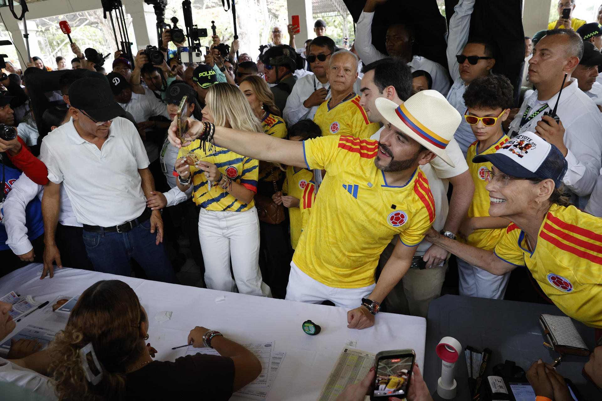El candidato a la Presidencia de Colombia ultraderechista Abelardo de la Espriella posa con una seguidora antes de votar este domingo, en la segunda vuelta que elegirá quien gobernará al país en el periodo 2026-2030, en Barranquilla (Colombia). EFE/ Mauricio Dueñas Castañeda

