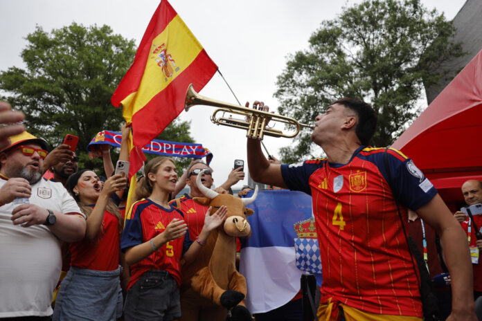 El trompetista Sete Fernández anima a la selección española antes del inicio del partido del Mundial 2026 entre España y Arabia Saudí, este domingo en Atlanta. EFE/ Lavandeira Jr
