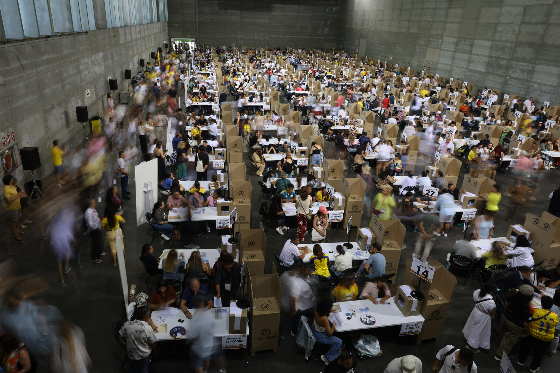 Vista general este domingo del centro de votación en Madrid de la segunda vuelta de las elecciones presidenciales de Colombia. EFE/Kiko Huesca

