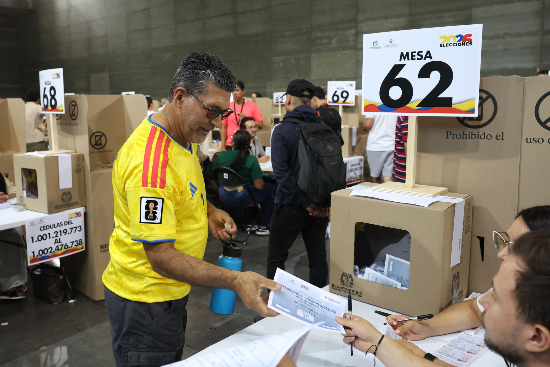 Un hombre vota este domingo en Madrid en la segunda vuelta de las elecciones presidenciales de Colombia. EFE/ Kiko Huesca
