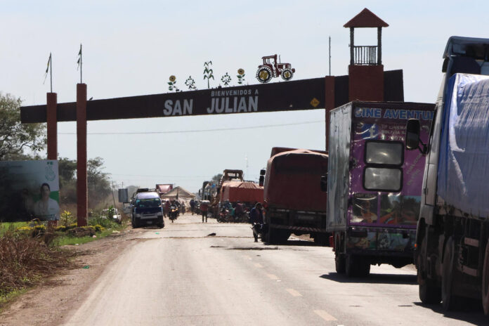 Vehículos transitan por una vía tras el desbloqueo por parte de la Policía de Bolivia este domingo, en San Julián (Bolivia). EFE/ Juan Carlos Torrejón
