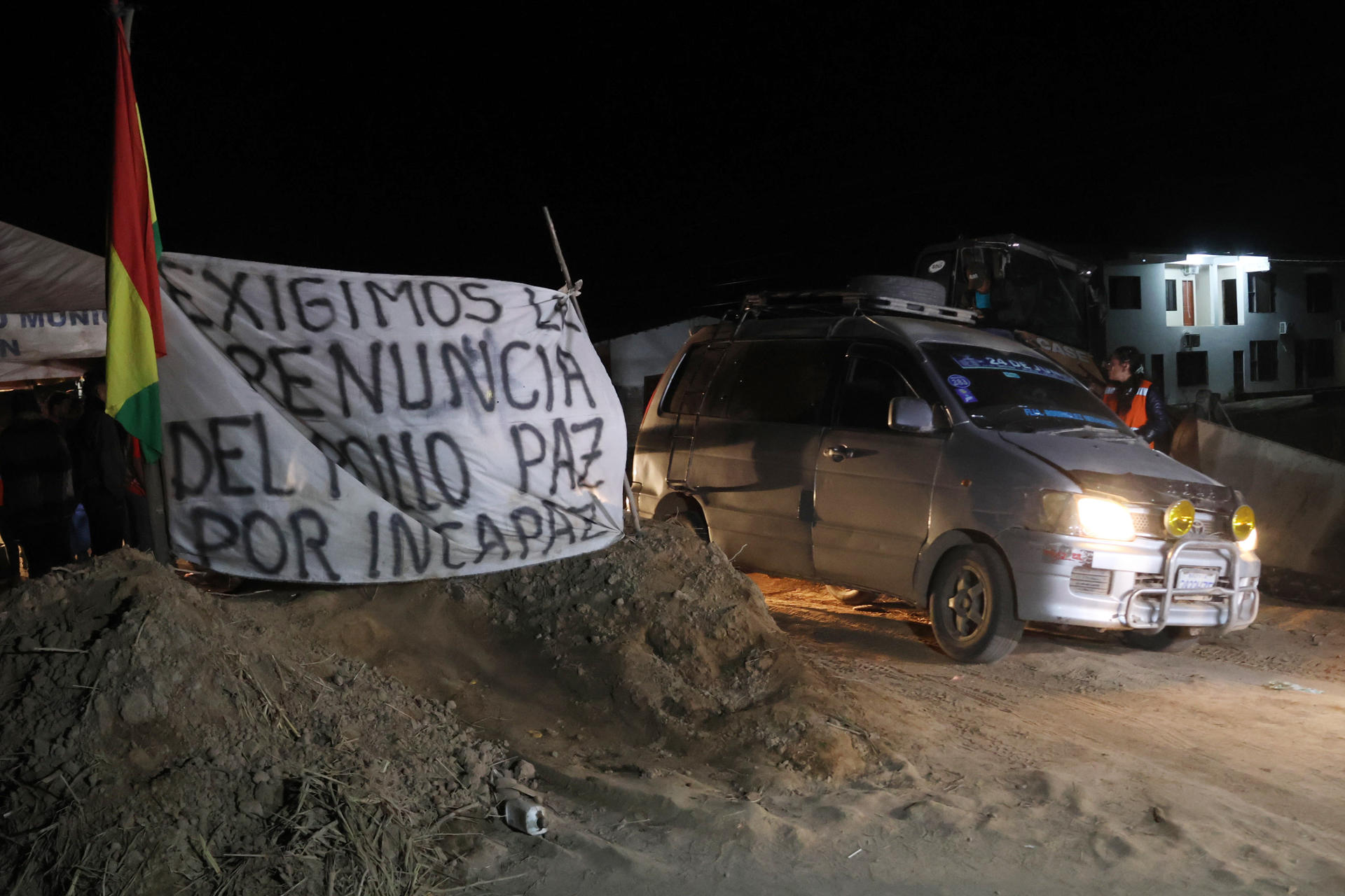 Vehículos transitan por una vía tras el desbloqueo por parte de la Policía de Bolivia este domingo, en San Julián (Bolivia). EFE/ Juan Carlos Torrejón
